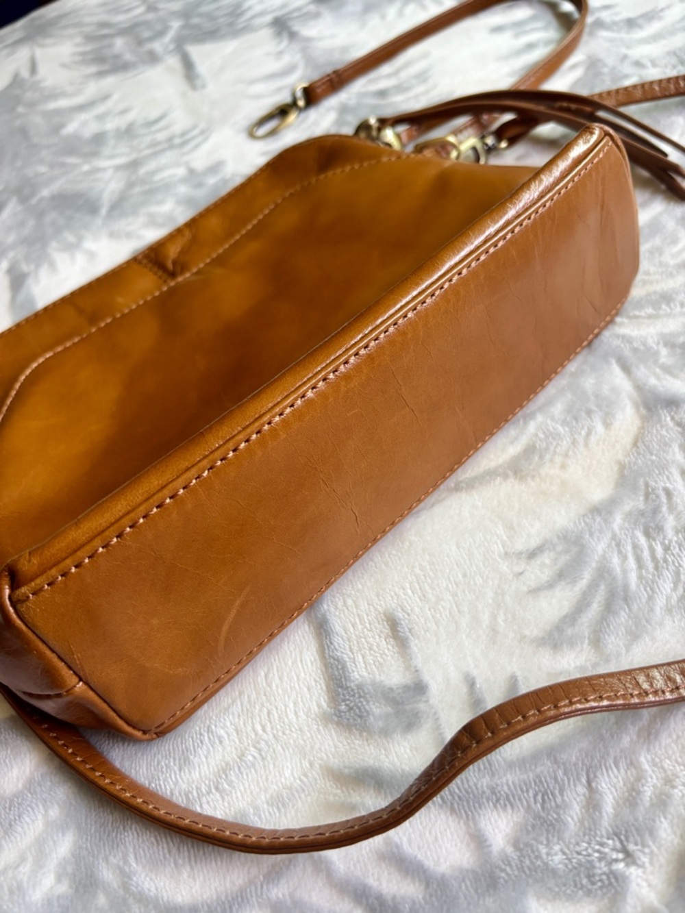 HOBO Reeva small leather Crossbody bag. - Picture 6 of 10